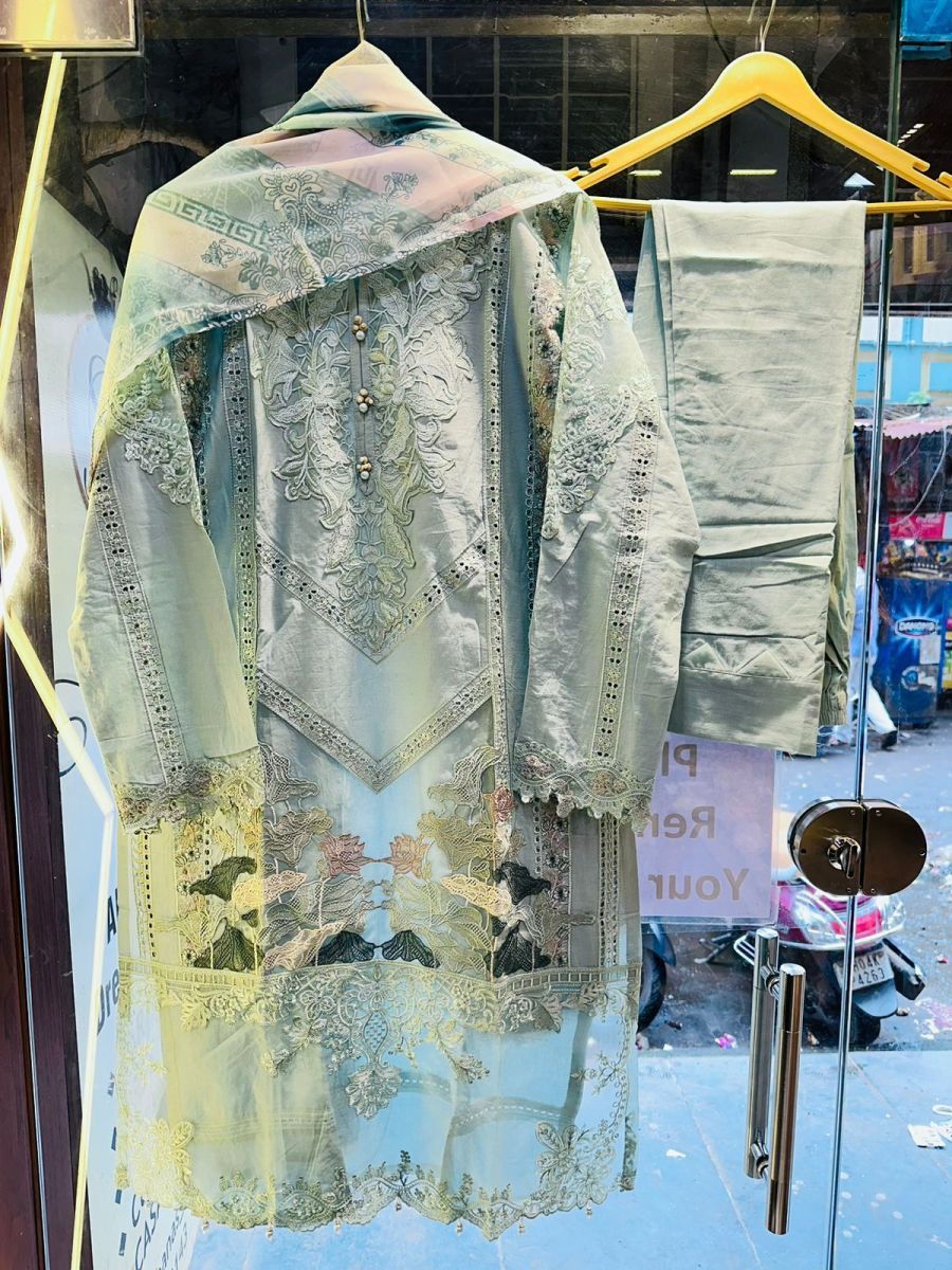 COSMOS-AAYRA-LUXURY-LAWN-A-READYMADE-SUITS-2