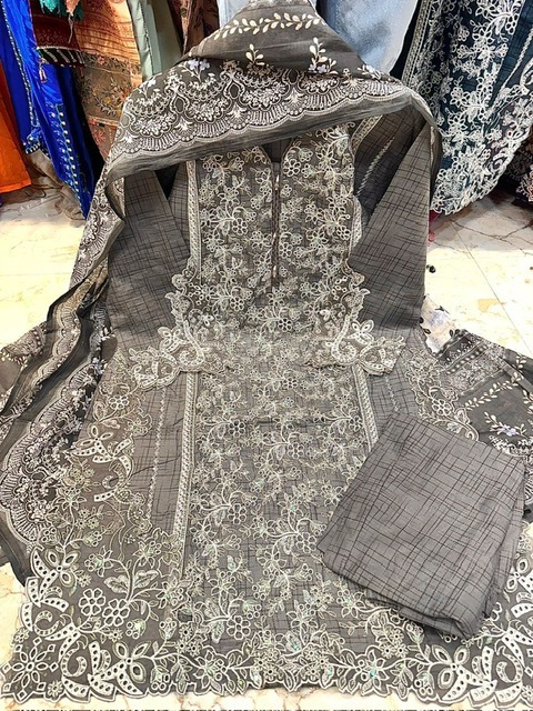 COSMOS-AAYRA-LUXURY-LAWN-D-NO-3-READYMADE-COLLECTION-SUITS-SUPPLIER-IN-SURAT-4