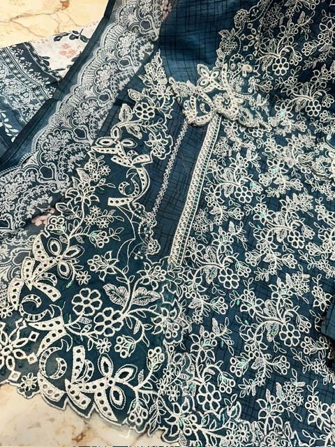 COSMOS-AAYRA-LUXURY-LAWN-D-NO-3-READYMADE-COLLECTION-SUITS-SUPPLIER-IN-SURAT-7