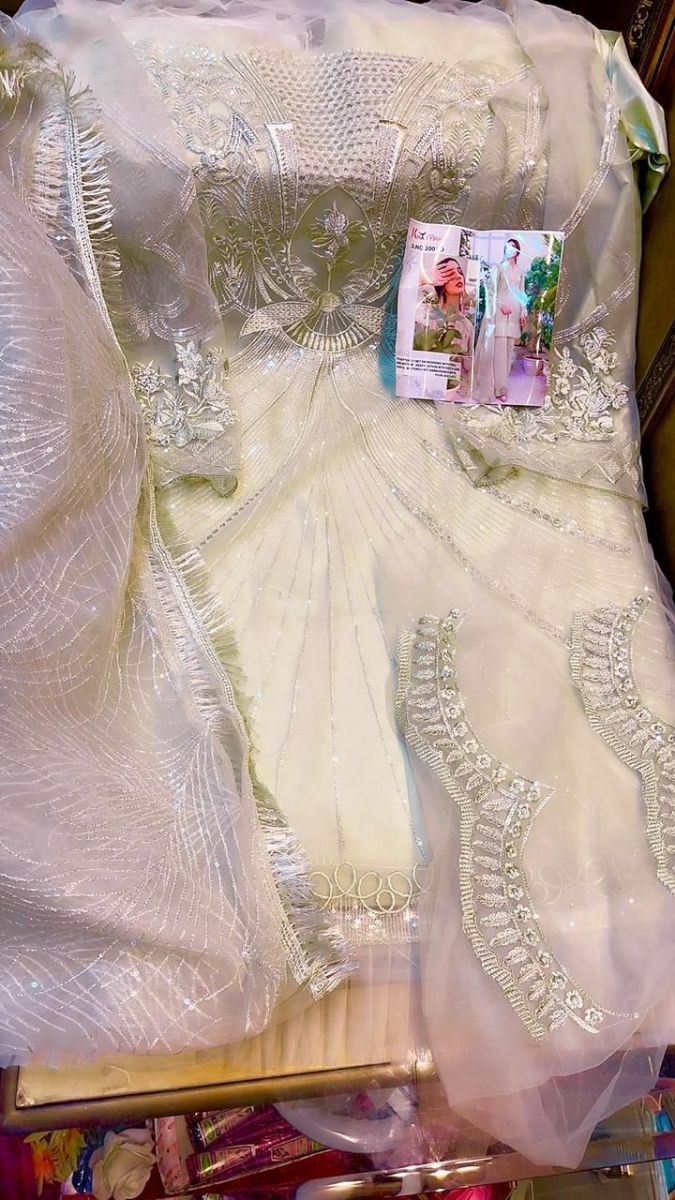 KHAYYIRA-MAHGUL-D.NO-2001-PAKISTANI-SALWAR-KAMEEZ-CATALOGUE-4