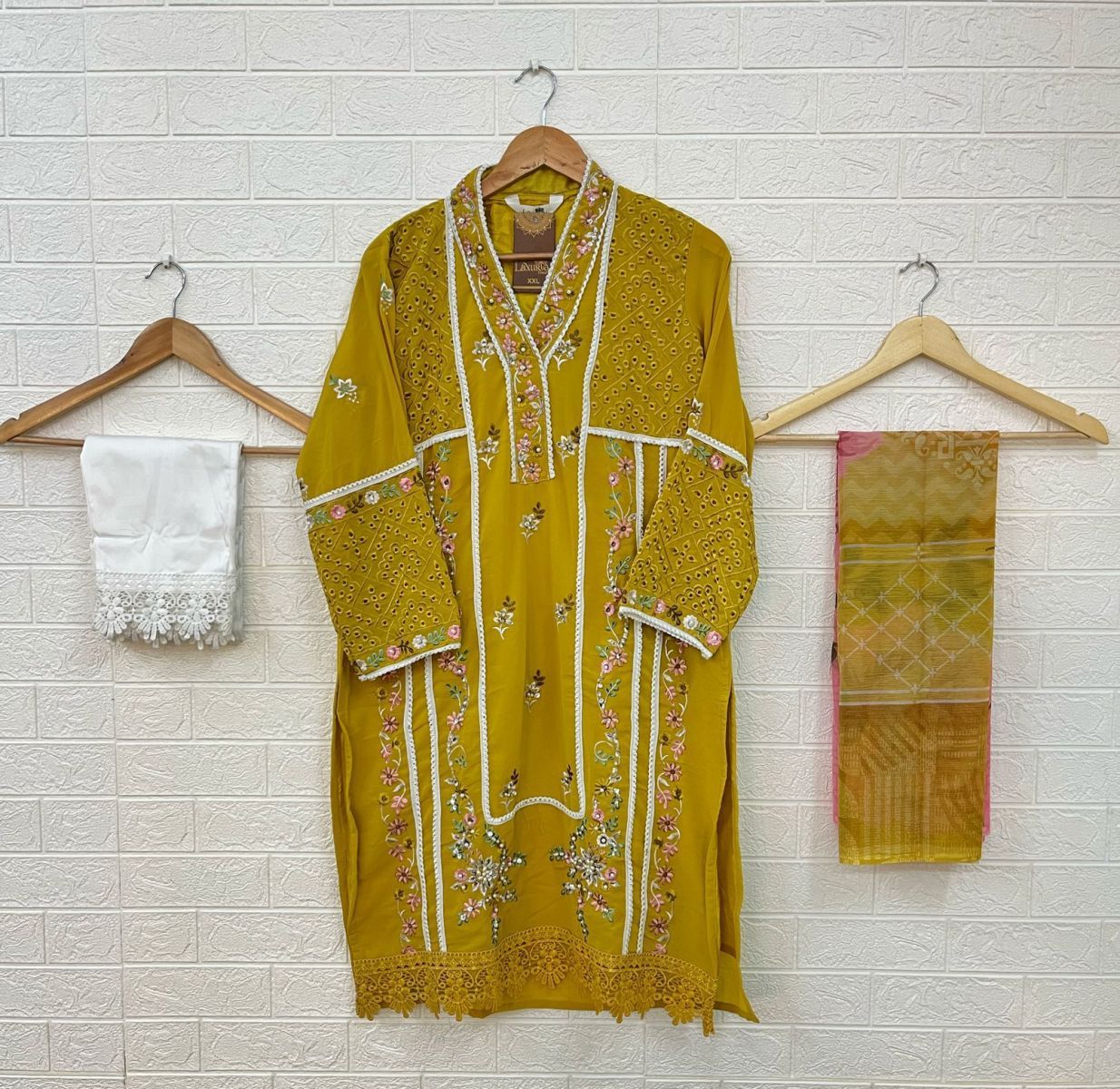 LAXURIA-1336-READYMADE-PAKISTANI-SUITS-2