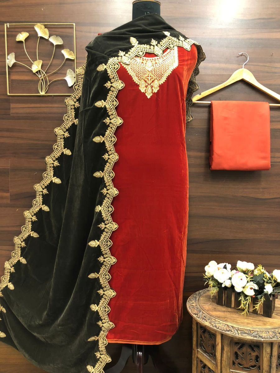 MUMTAZ-ARTS-AASHIYAN-VELVET-EMBROIDERY-SUITS-WINTER-COLLECTION-3
