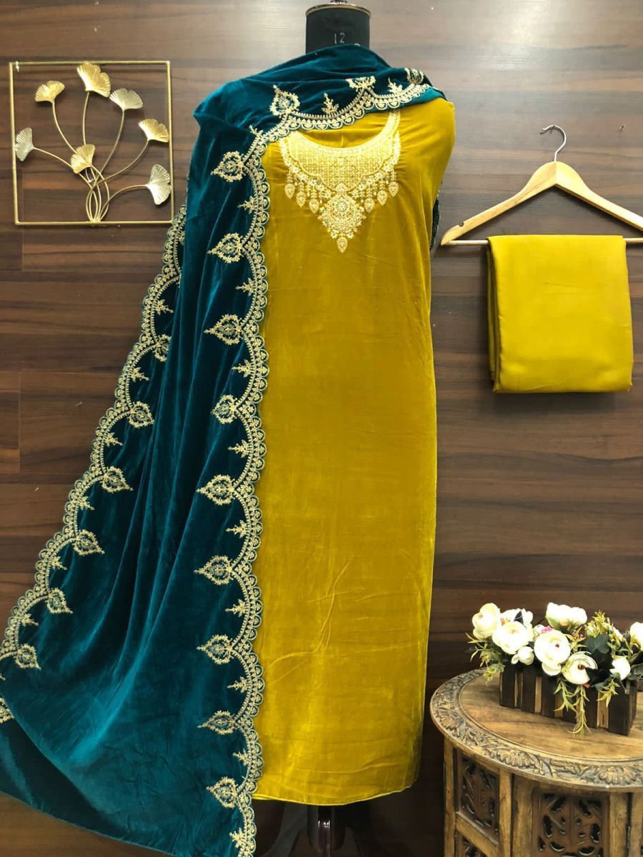 MUMTAZ-ARTS-AASHIYAN-VELVET-EMBROIDERY-SUITS-WINTER-COLLECTION-4