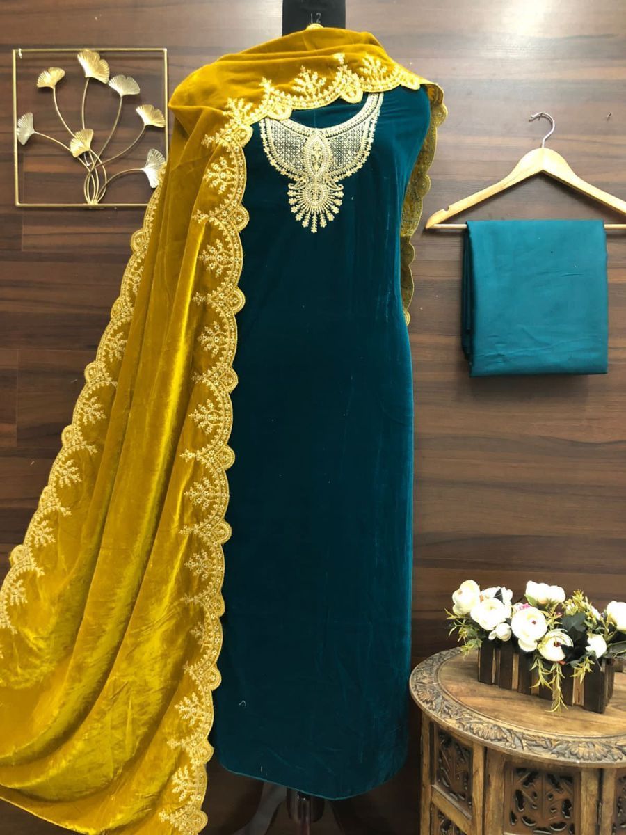 MUMTAZ-ARTS-AASHIYAN-VELVET-EMBROIDERY-SUITS-WINTER-COLLECTION-5