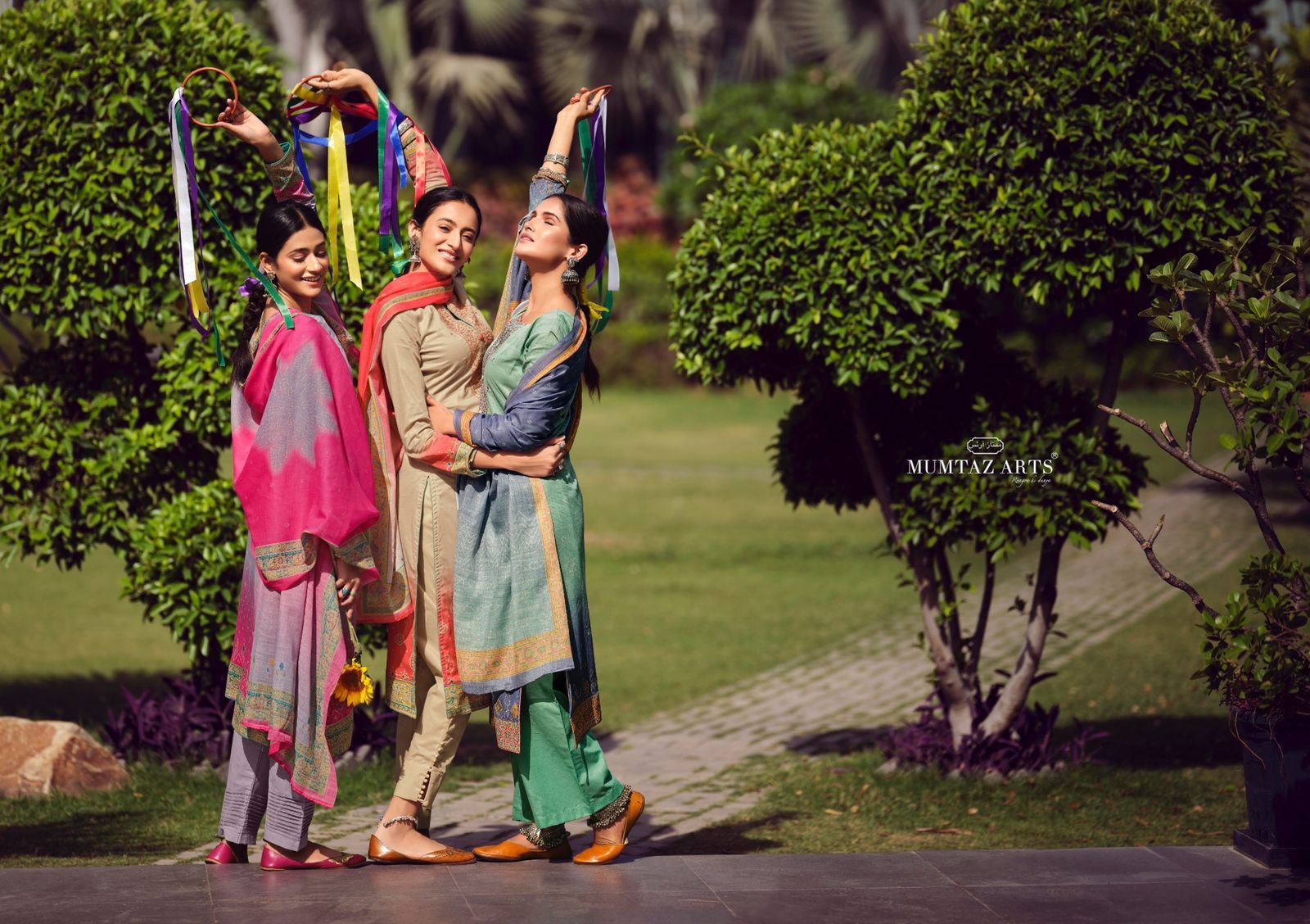 MUMTAZ-ARTS-GULHAAR-PURE-LAWN-SUITS-MANUFACTURER-SURAT-7