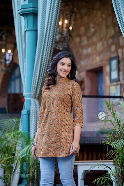 RANGMAYA-GLAMOUR-COTTON-PRINT-SHORT-KURTI-DISTRIBUTOR-IN-SURAT-5