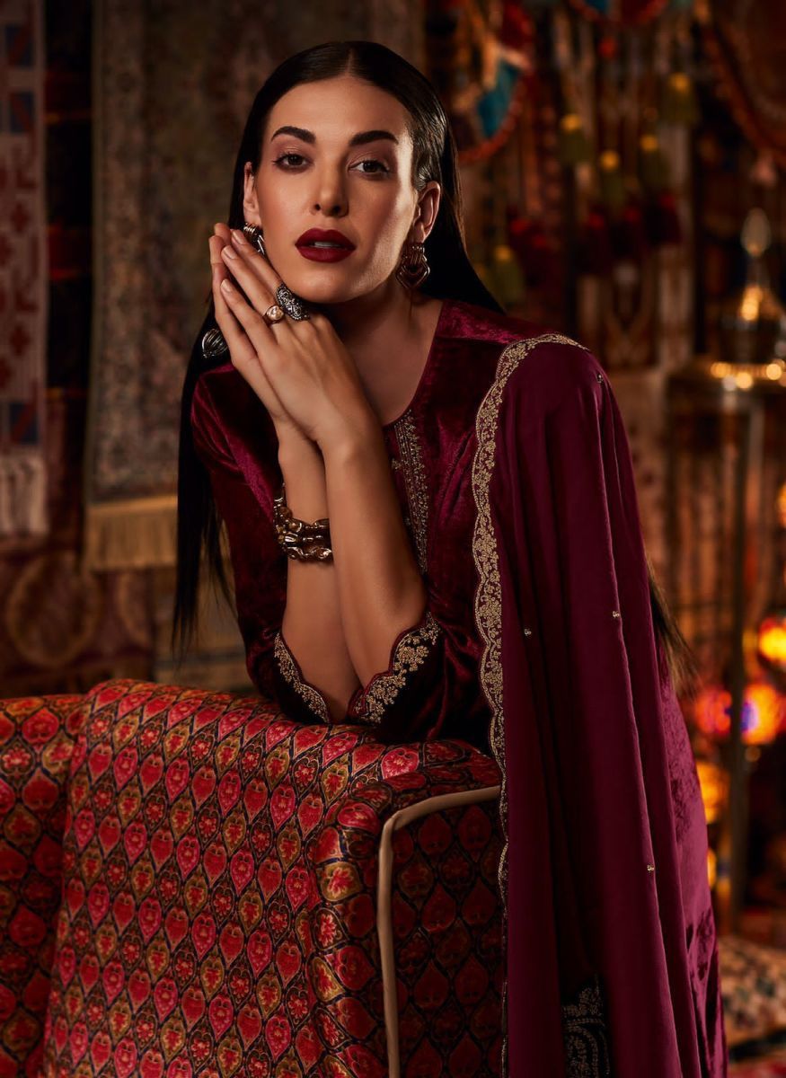 VARSHA-AASHIYAN-VELVET-EMBROIDERY-WINTER-SUITS-WHOLESALE-9